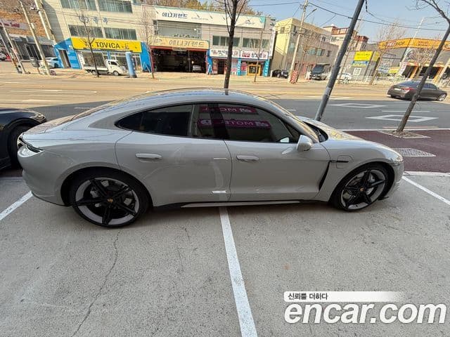 Porsche Taycan 4