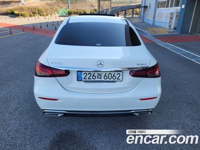 Mercedes-Benz E-Class W213 4