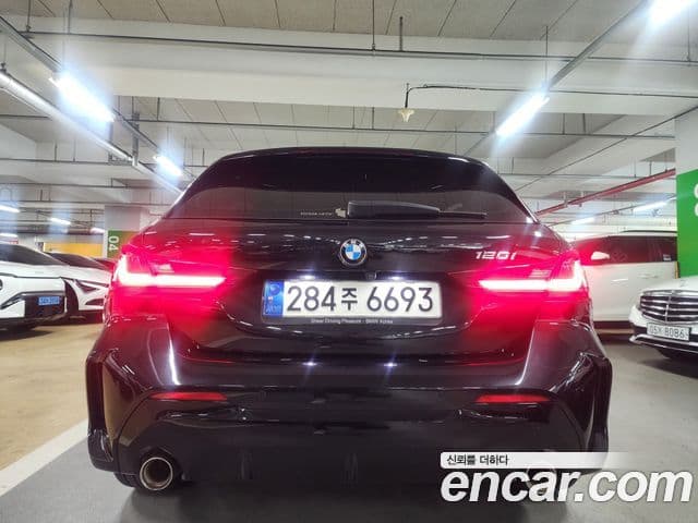 BMW 1 Series (F40) 3