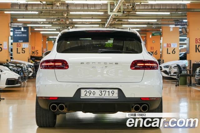 Porsche Macan 4