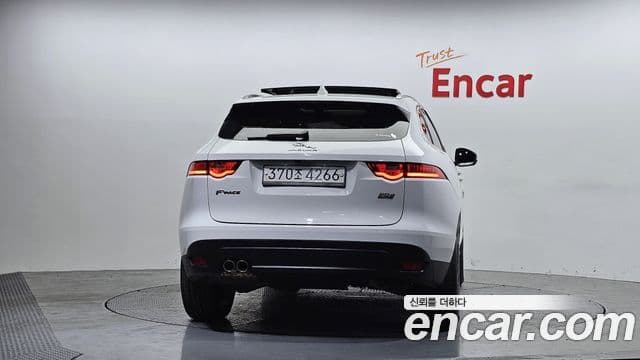 Jaguar F-PACE 3