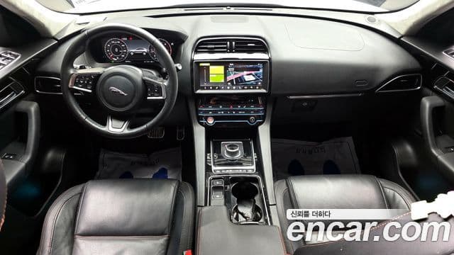 Jaguar F-PACE 4