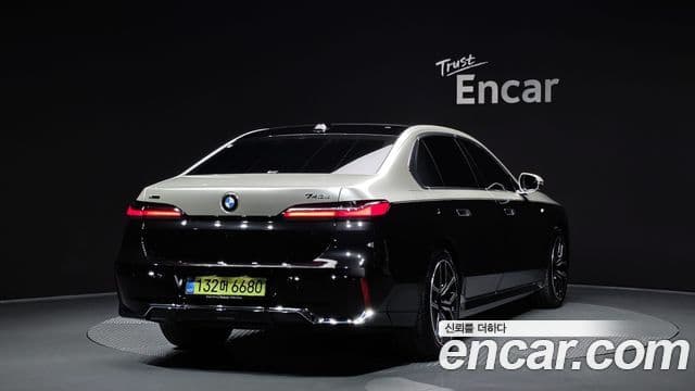 BMW 7 Series (G70) 2