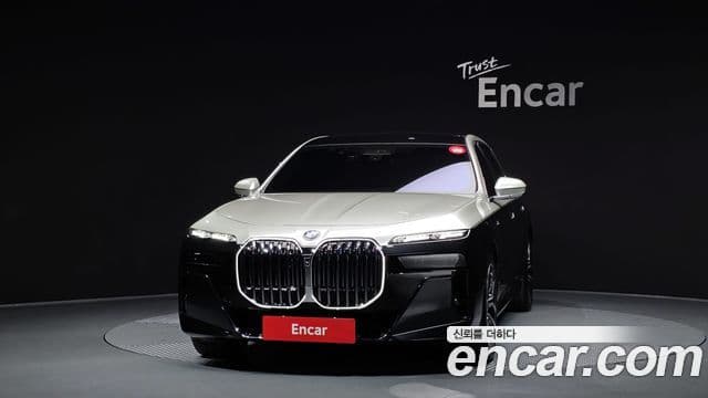 BMW 7 Series (G70) 3