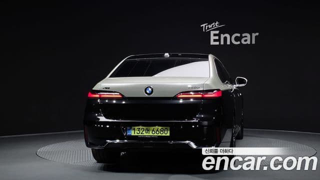 BMW 7 Series (G70) 4