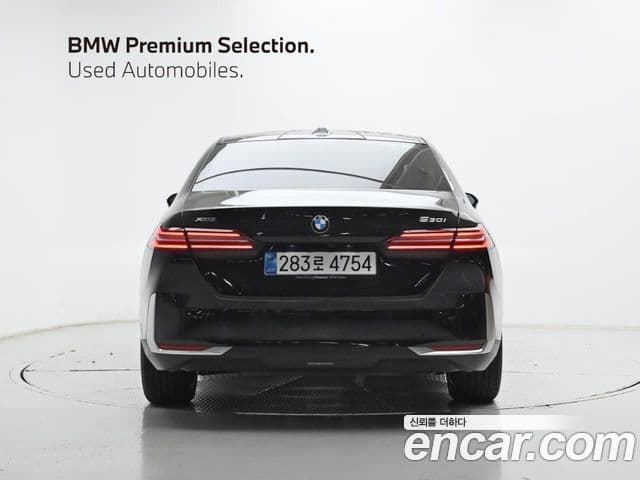 BMW 5 Series (G60) 4