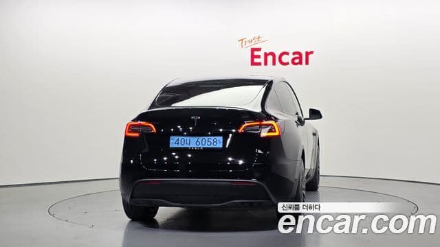 Tesla Model Y 4