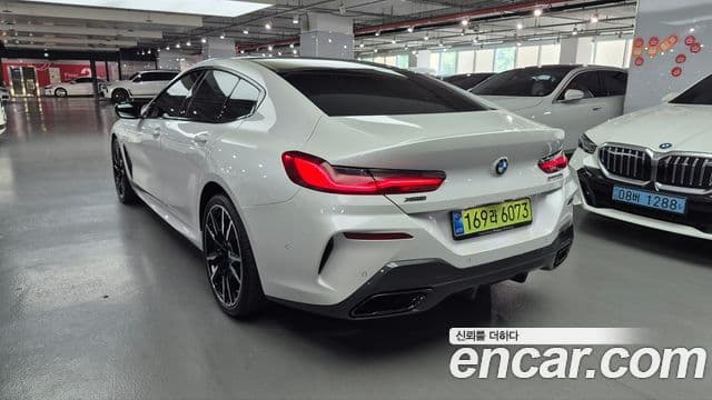 BMW 8 Series (G15) 4