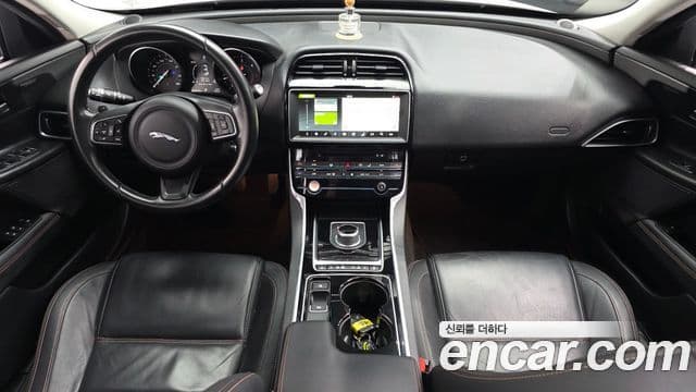 Jaguar XE 4