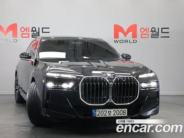 BMW 7 Series (G70) 3