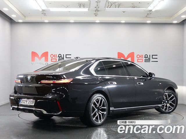 BMW 7 Series (G70) 4