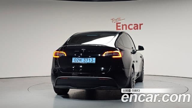 Tesla Model Y 4