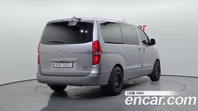 Hyundai The New Grand Starex 2