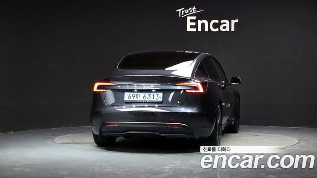 Tesla Model 3 4