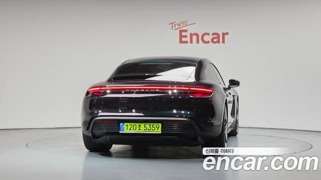 Porsche Taycan 4