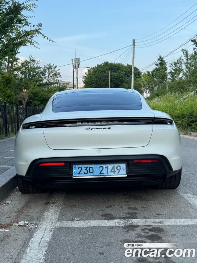 Porsche Taycan 4