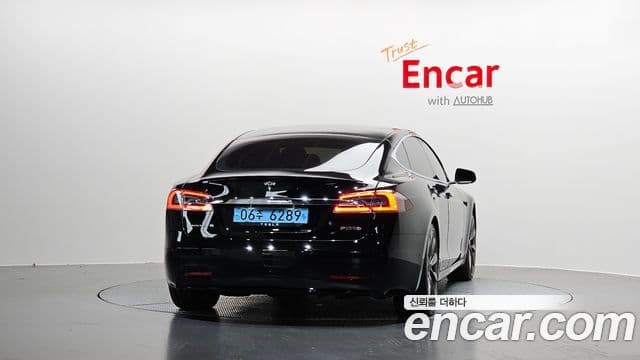 Tesla Model S 4
