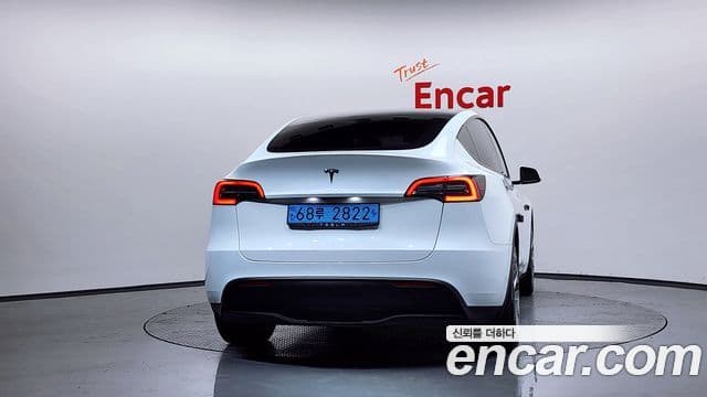 Tesla Model Y 4