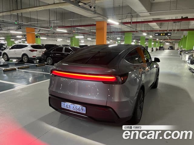 Tesla Model Y 2