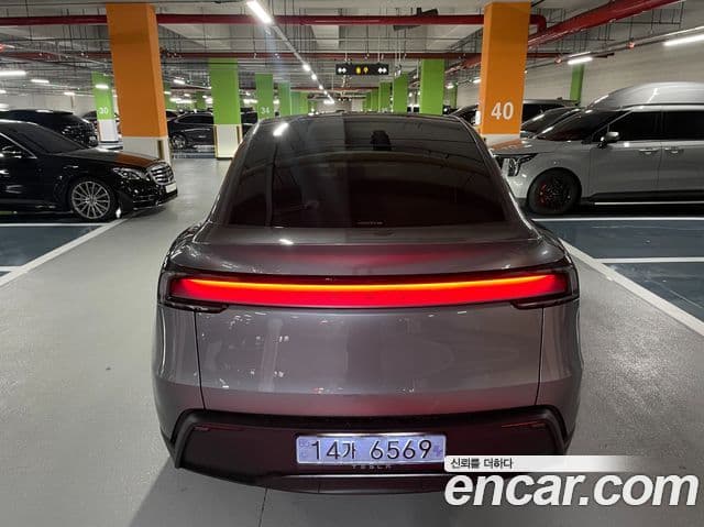 Tesla Model Y 4
