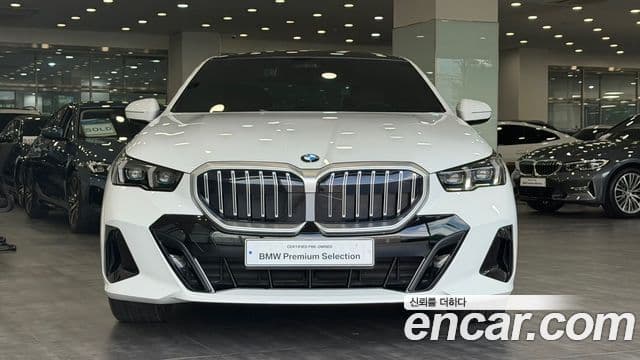 BMW 5 Series (G60) 3
