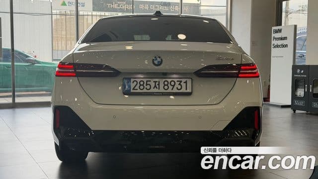 BMW 5 Series (G60) 4