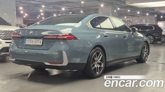 BMW 5 Series (G60) 4