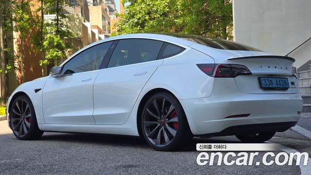 Tesla Model 3 4