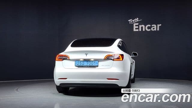 Tesla Model 3 4