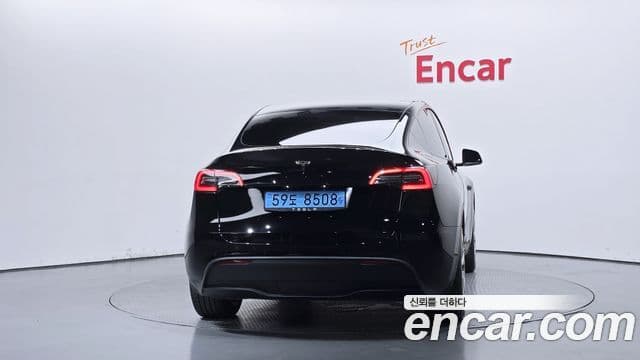 Tesla Model Y 4