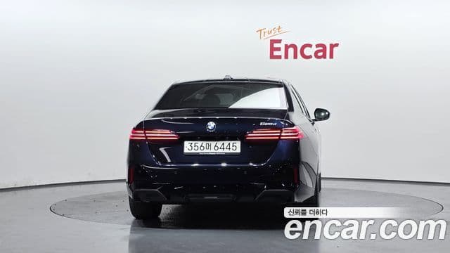 BMW 5 Series (G60) 4