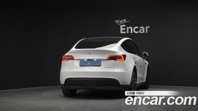 Tesla Model Y 4