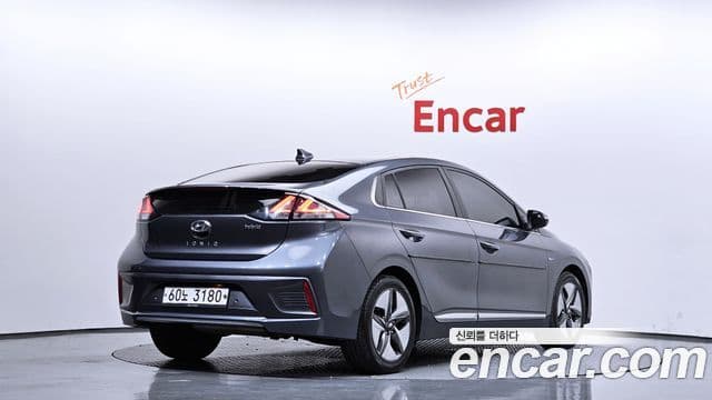 Hyundai The New Ioniq Hybrid 2
