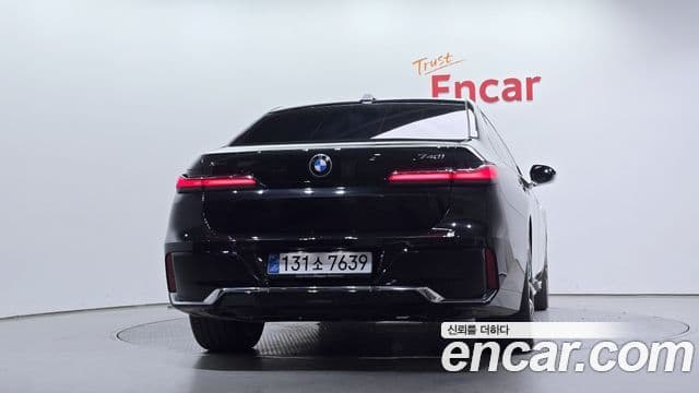 BMW 7 Series (G70) 3