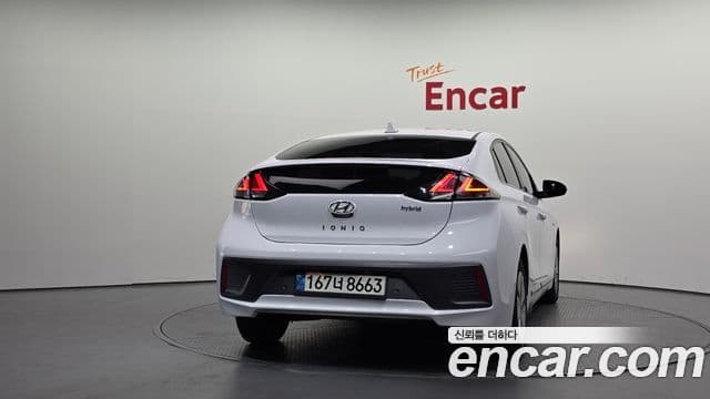 Hyundai The New Ioniq Hybrid 3