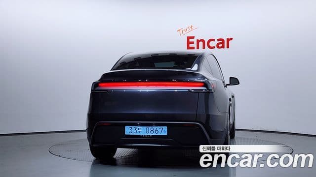 Tesla Model Y 4