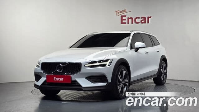 Volvo V60 Cross Country 2nd Gen — 1