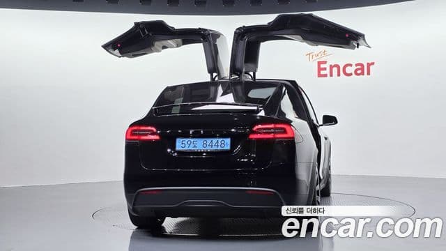 Tesla Model X 4