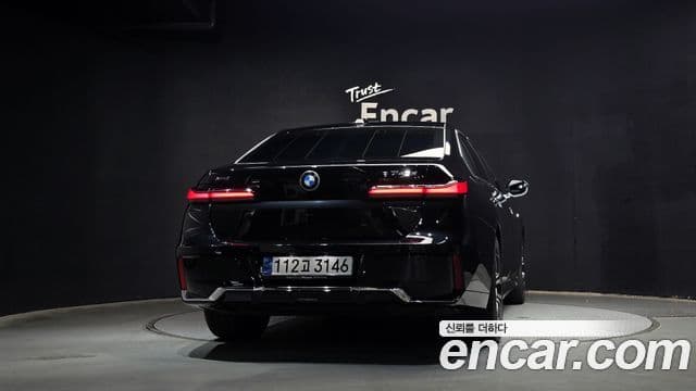 BMW 7 Series (G70) 4