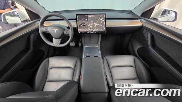 Tesla Model Y 4