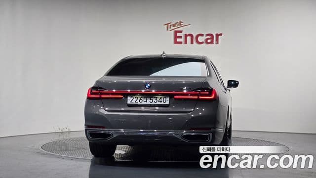 BMW 7 Series (G11) 3