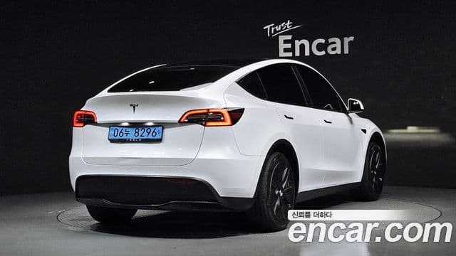 Tesla Model Y 2