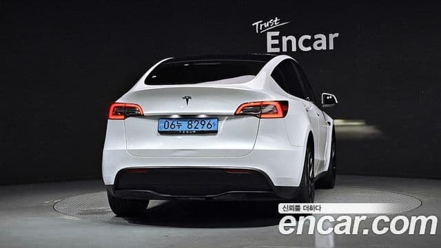 Tesla Model Y 4