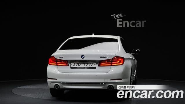 BMW 5 Series (G30) 4