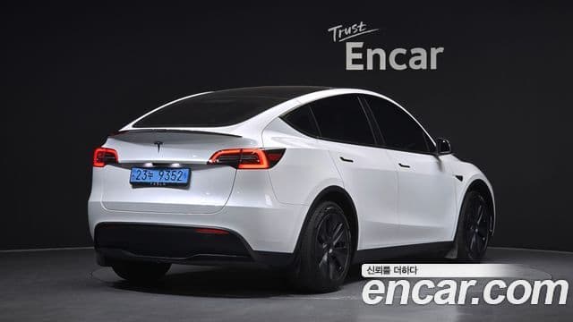 Tesla Model Y 2