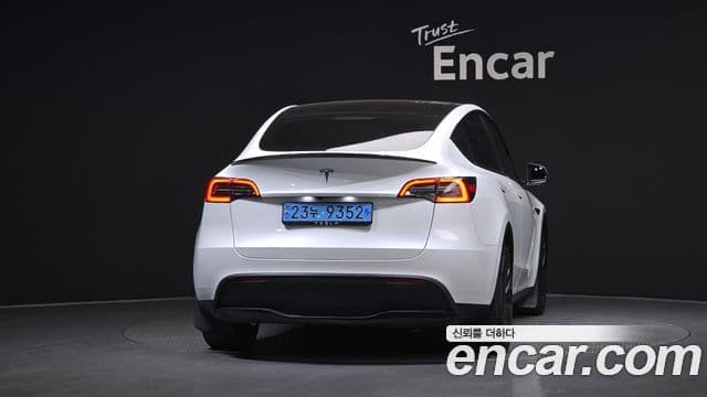 Tesla Model Y 4