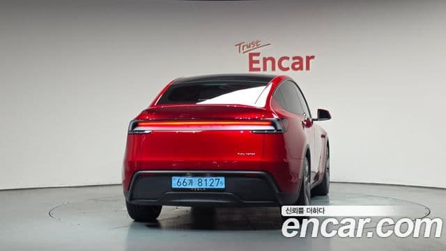 Tesla Model Y 4