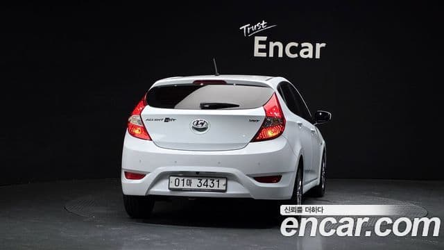Hyundai Accent (New) 4
