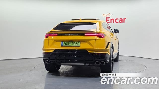 Lamborghini Urus 4