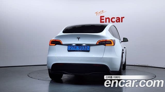 Tesla Model Y 4